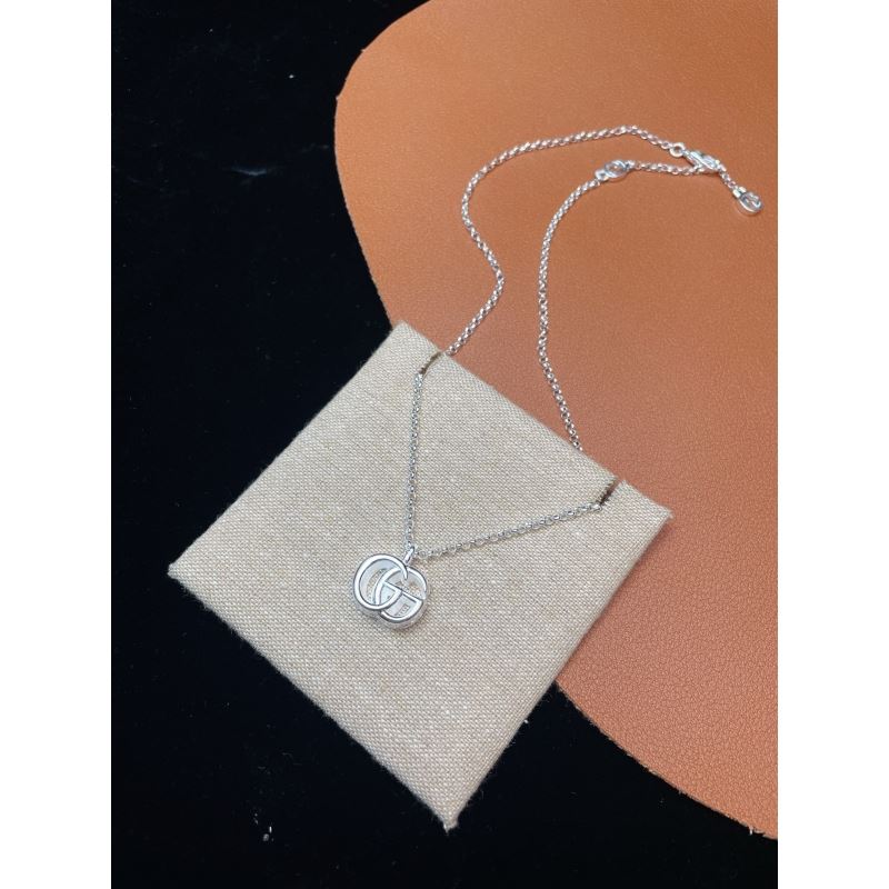 G*u*i necklaces